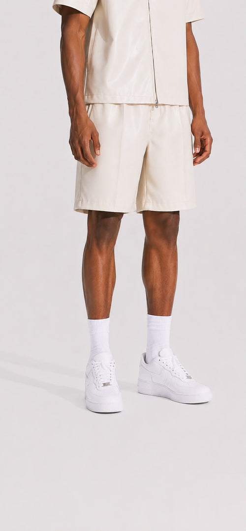 Cream Faux-Leather Bermuda Shorts - Vorderansicht Detail